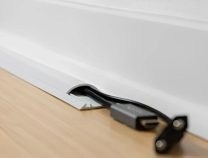 תעלת דריכה PVC דקורטיבית לכבלים עם פס דבק צבע לבן אורך 1 מטר DELOCK | 20707