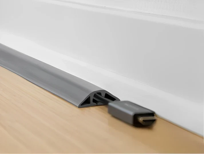 תעלת דריכה גמישה PVC דקורטיבית לכבלים עם פס דבק אורך 1.5 מטר DELOCK | 20732