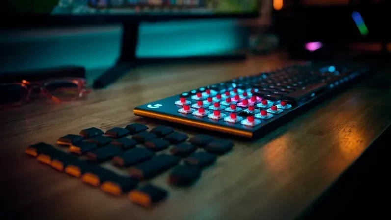 מקלדת גיימינג מקצועית חיבור USB חוטי Logitech | G515 TKL