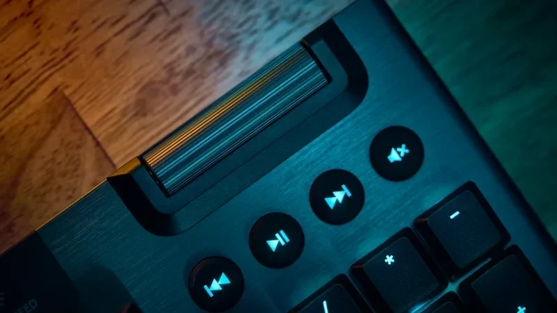 מקלדת גיימינג מקצועית חיבור USB חוטי Logitech | G515 TKL