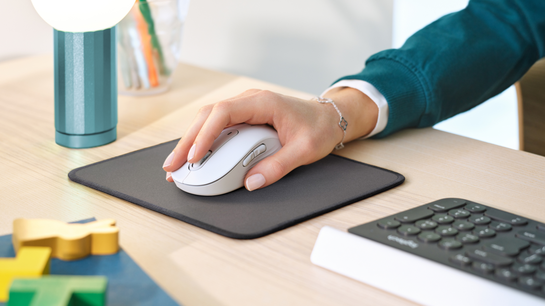 פד לעכבר לגלישה נוחה במגוון צבעים לבחירה Logitech | MOUSE PAD - Studio Series