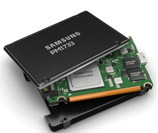 זיכרון SSD פנימי PM1733 EVT2 1.92TB 2.5" SSD PCIe 4.0 x4 DWPD 1 בצבע שחור Samsung | MZWLR1T9HBJR-00007
